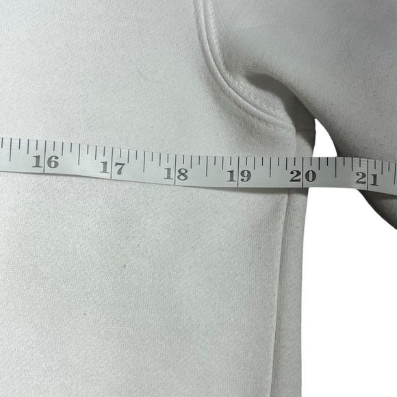 Kobe Bryant white hoodie #Lakers #goat 
2 minor flaws, last pictures for details - Picture 5 of 8